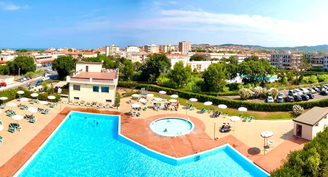 Isa-Apartments For 6 People, 2 Bedrooms, In Residence With Swimming Pool In San Vincenzo, Just 600 Meters From The Sea Aparthotel