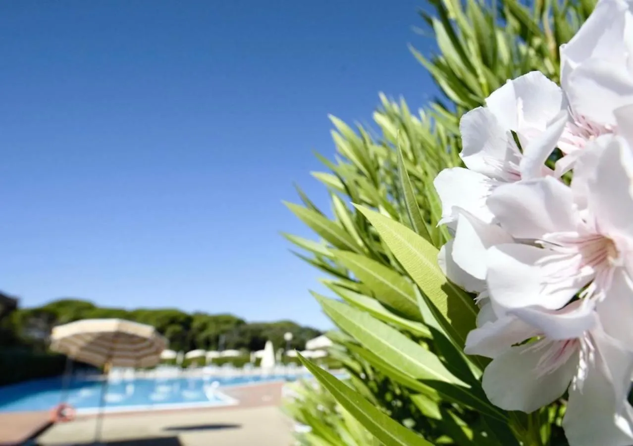 Aparthotel Isa-Apartments For 6 People, 2 Bedrooms, In Residence With Swimming Pool In San Vincenzo, Just 600 Meters From The Sea